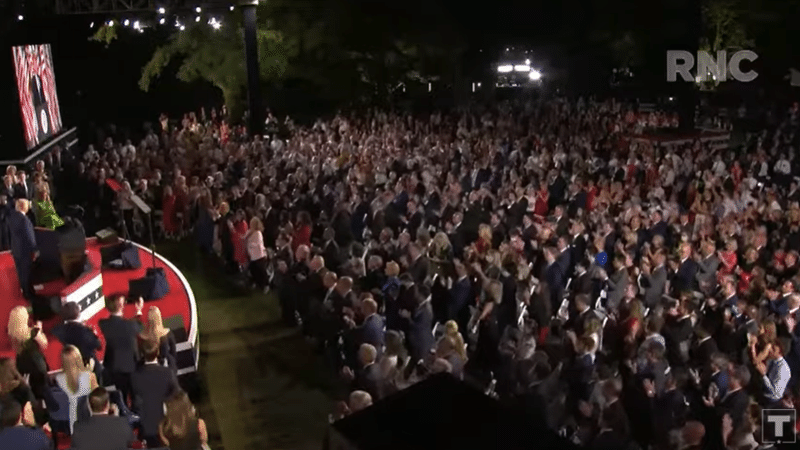 写真　トランプ氏演説　聴衆