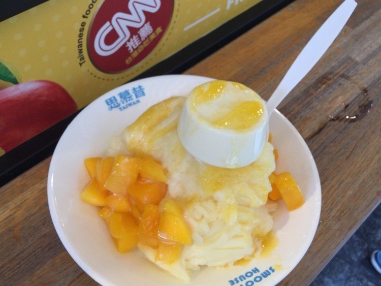 台湾のマンゴーかき氷＼(^o^)／
果肉ゴロゴロ。パンナコッタが乗ってます♪

#かき氷 #台湾 #マンゴー #noteおやつ部