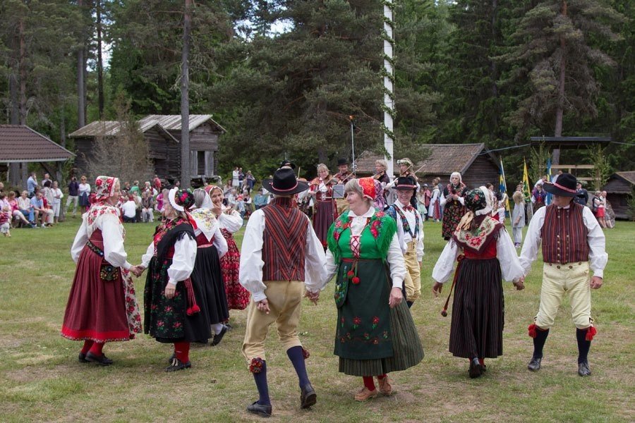 北欧の手仕事、民族衣装 UNIK2｜日本のモノづくりと北欧デザイナーを