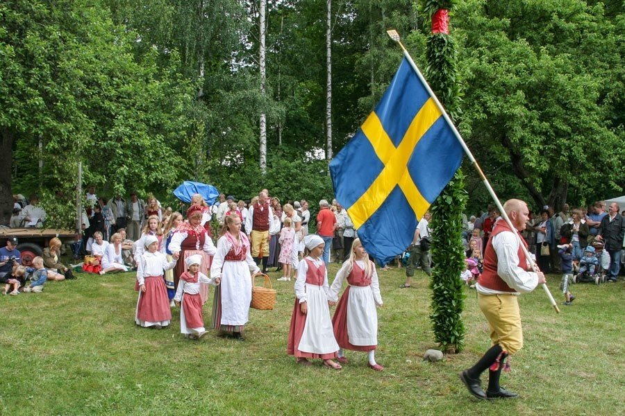 北欧の手仕事、民族衣装 UNIK2｜日本のモノづくりと北欧デザイナーを