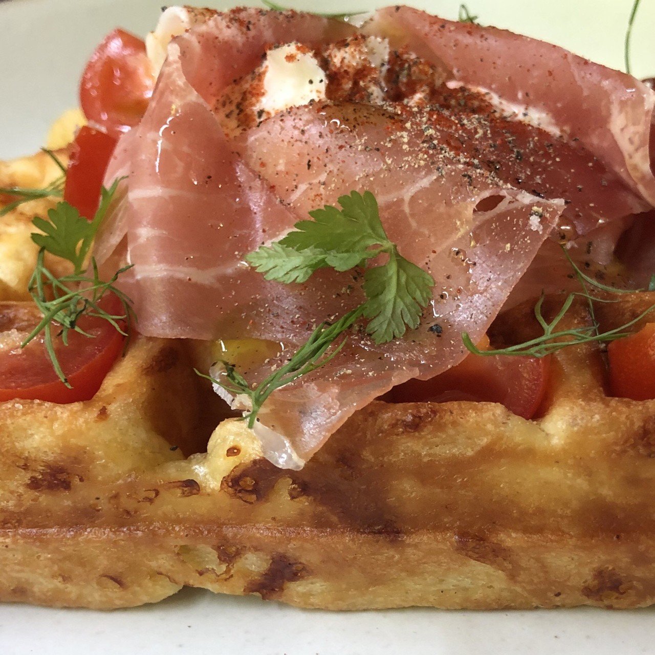 ブルーボトルコーヒーで食べてもらいたいのが このワッフル ネットで調べるとあまり出てこないのが意外だー 生ハム とチーズの風味がよくて しかもワッフルがカリカリ 珈琲とのセットで 1300 期待してなかっ ちぃ Note