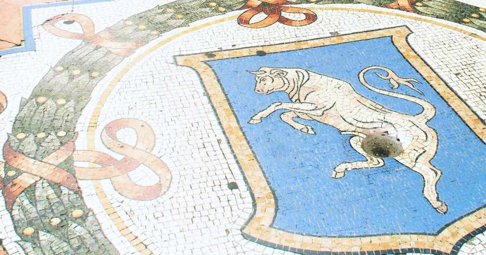 ガレッリア内の 牡牛のモザイク画 食の工房オフィスアルベロ イタリア料理教室 In 神戸 Note