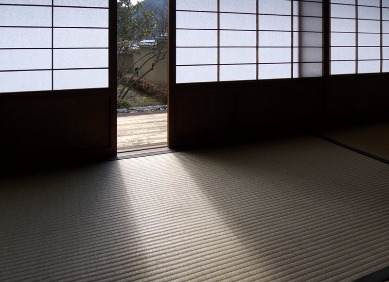織りなされる光と影が美しく 和風住宅らしさを演出する建具 障子 Jimosumu ジモスム 織りなされる光と影が美しく 和風住宅らしさを演出する建具 障子 Jimosumu ジモスム