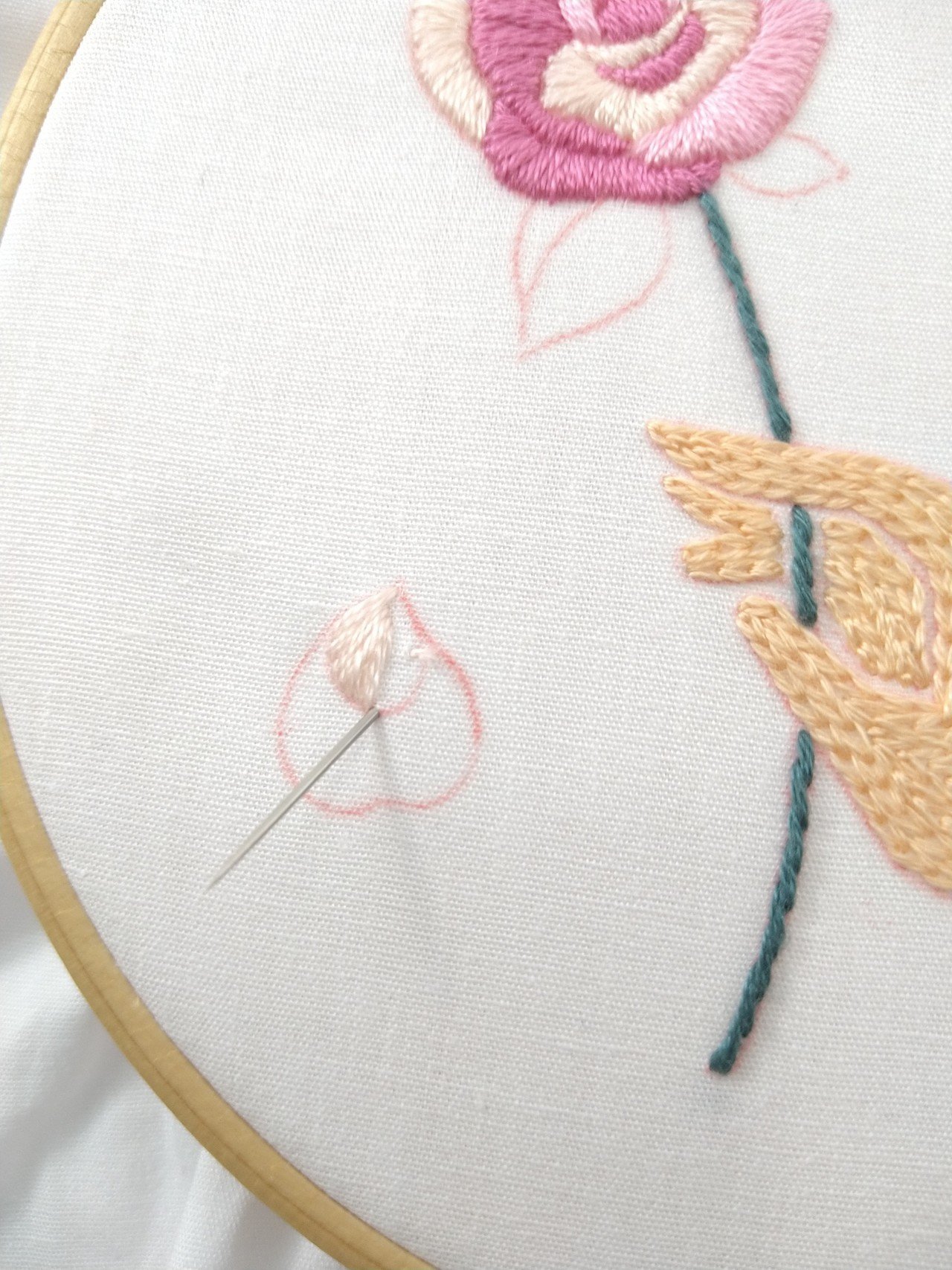 ローズの刺繍枠キットを作ろう* ステップ5 〜バラの花びらの刺繍