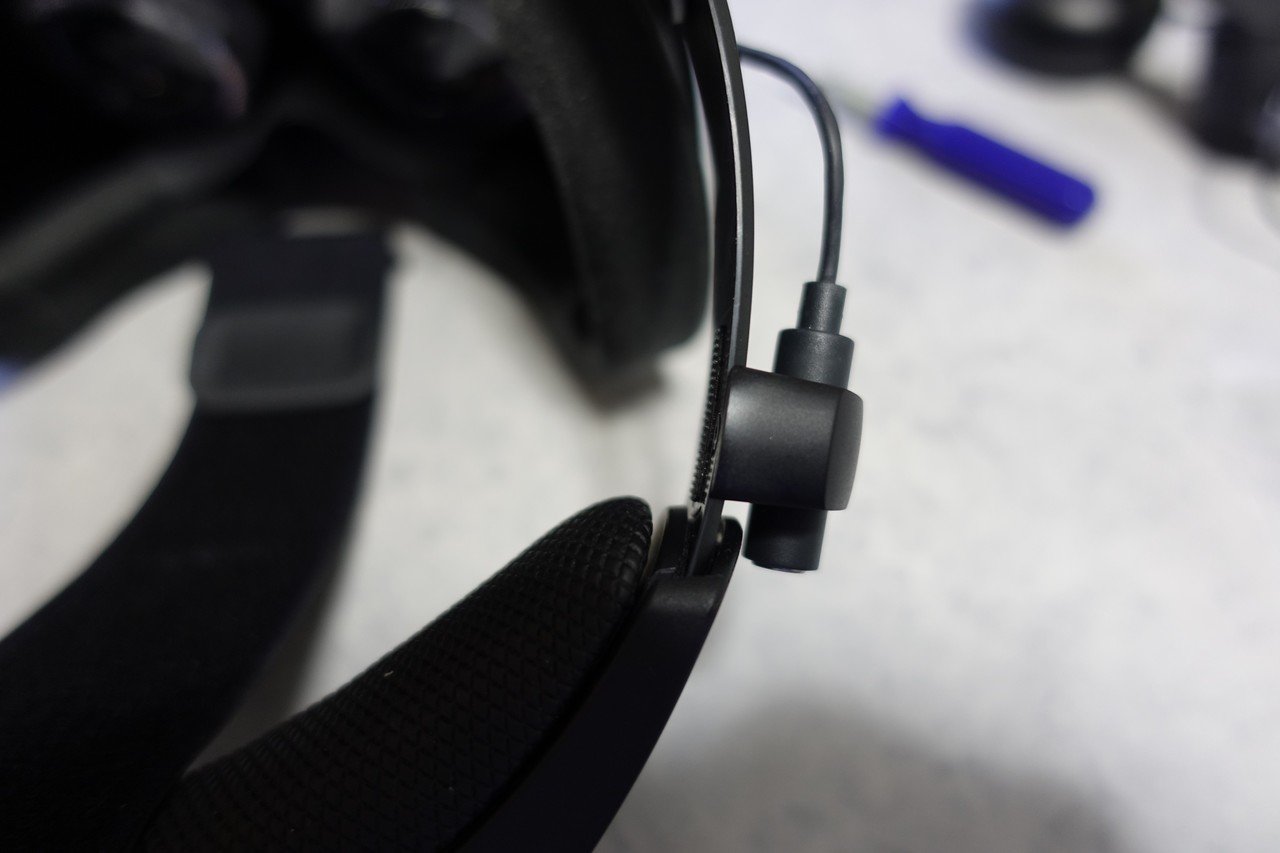 HTC VIVE COSMOS ELITEで、任意のヘッドホン/イヤホンを使える