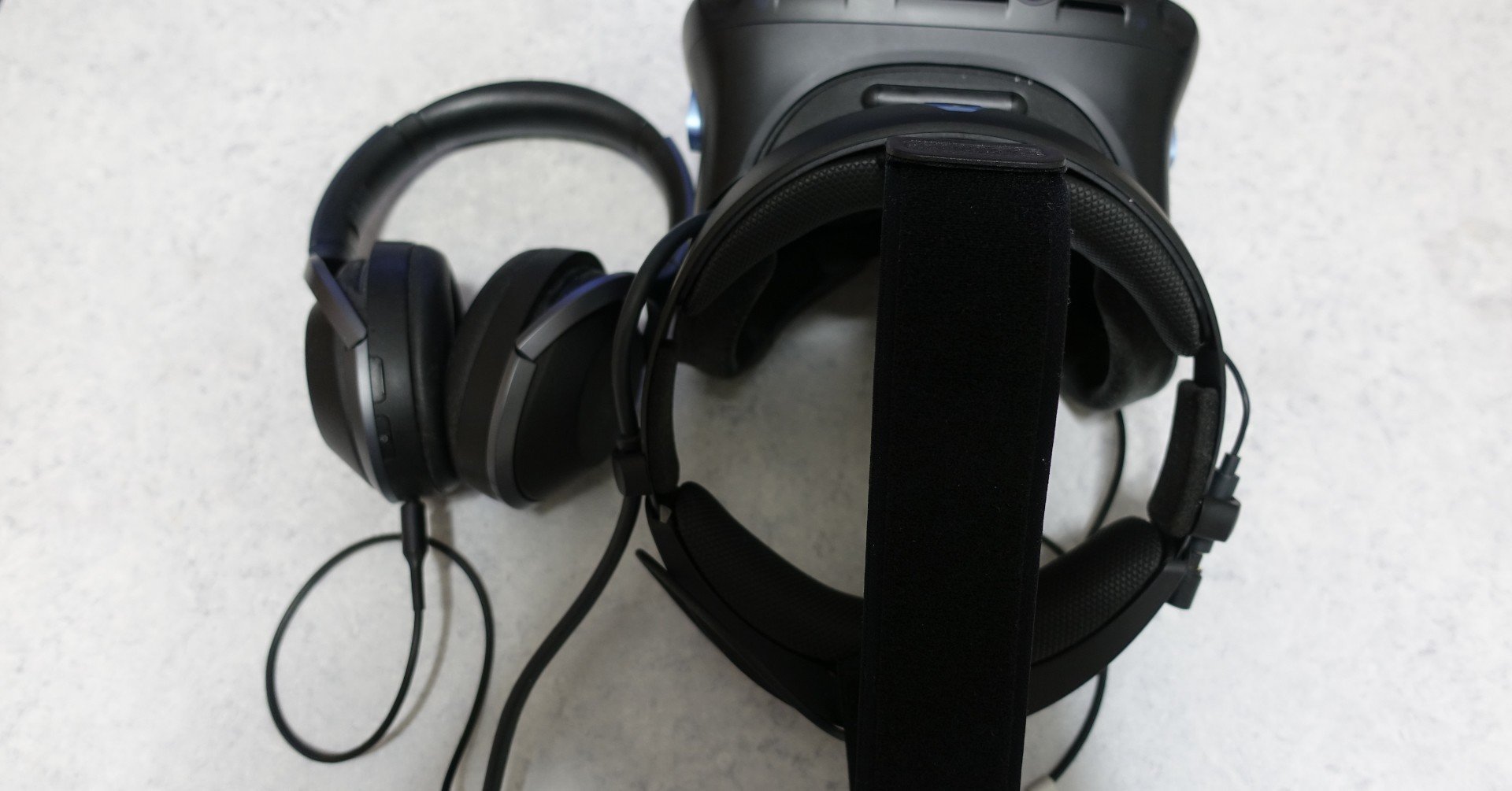 HTC VIVE COSMOS ELITEで、任意のヘッドホン/イヤホンを使える HTC VIVE COSMOS ELITEで、任意のヘッドホン/イヤホンを使える
