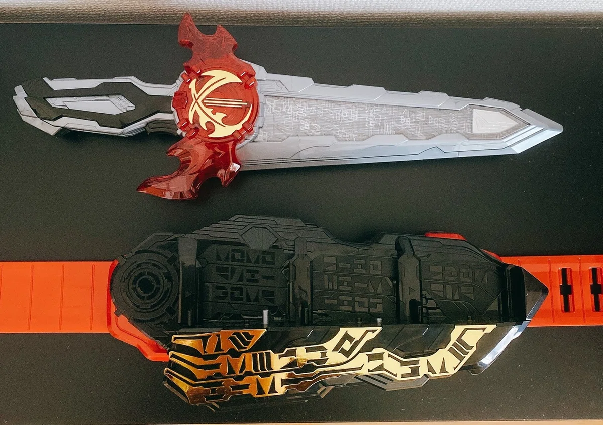 仮面ライダーセイバー 変身ベルト DX聖剣ソードライバーを迎える｜aco
