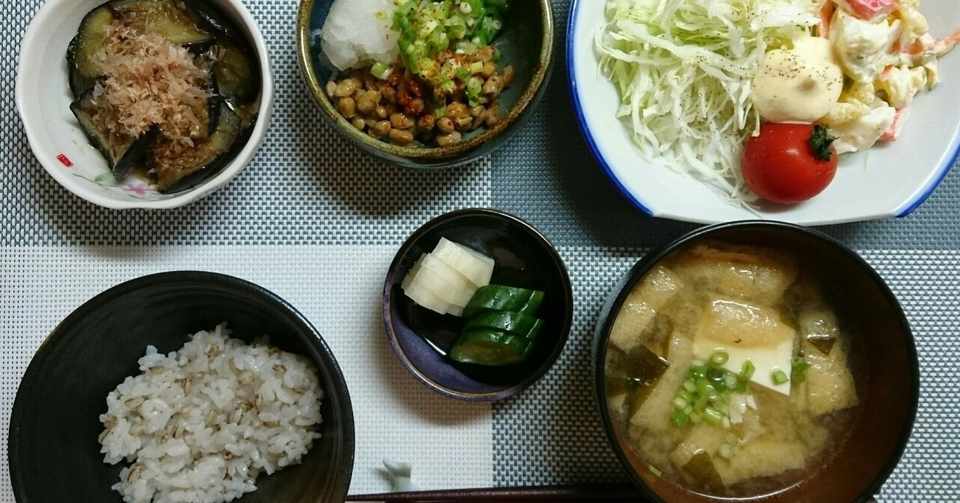 夕ご飯はお茄子煮浸し オクラおろし納豆 マカロニサラダ 大根とキュウリのぬか漬け もち麦ご飯 油揚げワカメと豆腐 のお味噌汁 ๑ ๑ ﾓｸﾞﾓｸﾞ ウズ Note