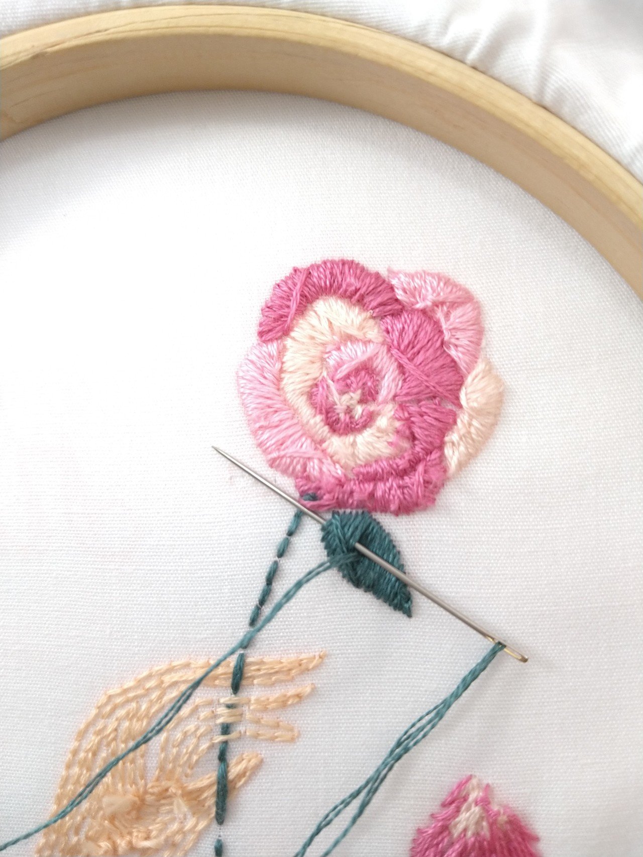 ◇バラの刺繍◇ ハンドメイド ローズガーデン風のタペストリー ローズの刺繍枠キットを作ろう* ステップ4 〜バラの花の刺繍