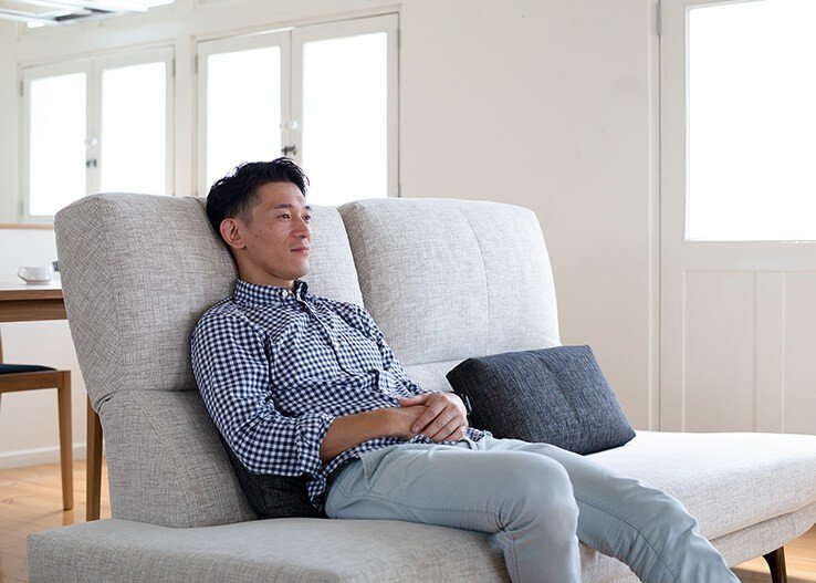 ゆったりのびのびくつろげる快適で座面が広い国産ソファおすすめ