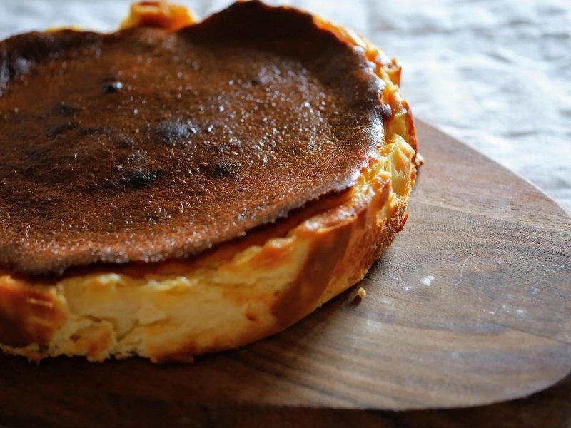 絶対に失敗しないバスクチーズケーキ ゴムベラで混ぜるだけ ラ ヴィーニャを想像して作る プラム Note