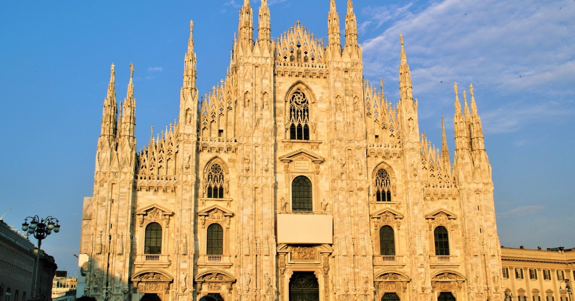 ミラノ大聖堂の夕景 そして 夜の姿 食の工房オフィスアルベロ イタリア料理教室 In 神戸 Note ミラノ大聖堂の夕景 そして 夜の姿 食の工房オフィスアルベロ イタリア料理教室 In 神戸 Note