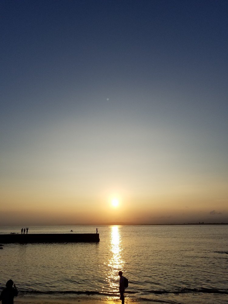 江ノ島から遠くに見える日の入り。真っ直ぐ真っ直ぐ