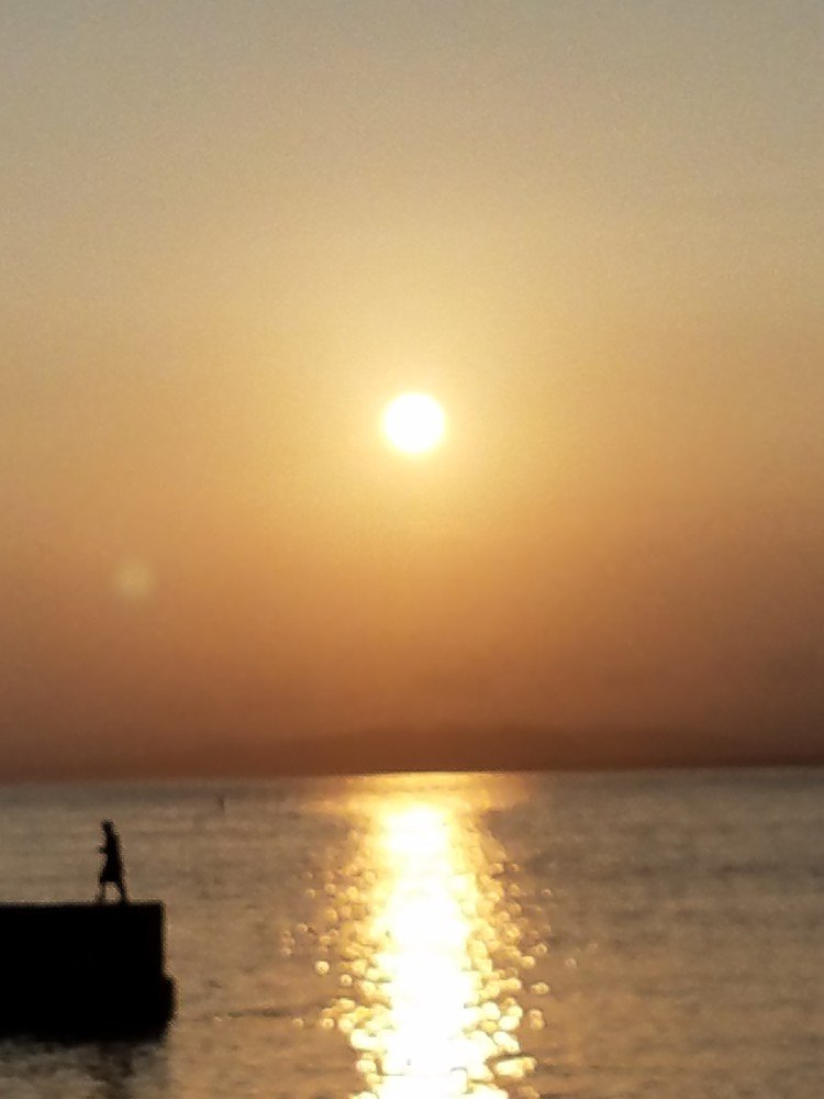 江ノ島から遠くに見える日の入り。真っ直ぐ真っ直ぐ　金色の星