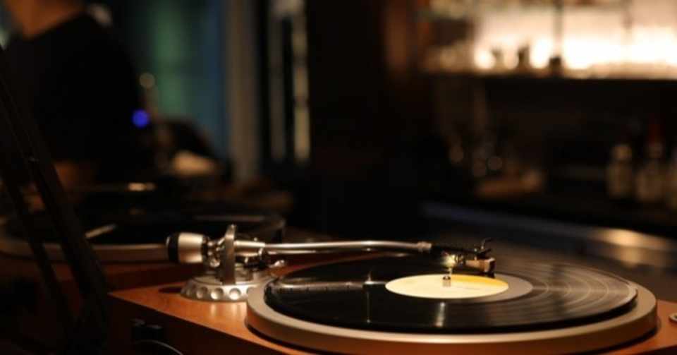 音楽好きの人は一度 ミュージックバーやジャズ喫茶を試してほしい ライブとデジタルの間 レコードによるアナログ空間の心地よさ Epulor Note