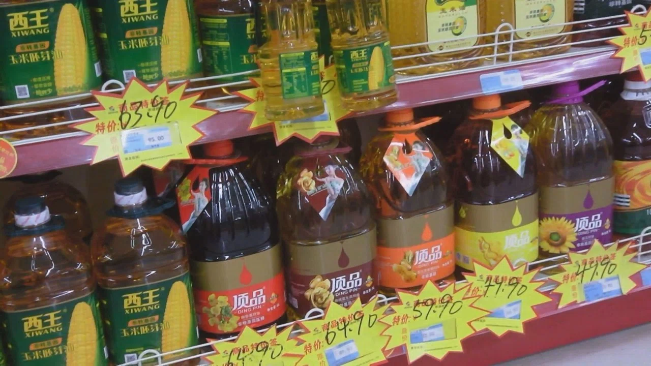 中国のサラダ油的なものは種類が豊富で大豆油 ひまわり油 コーン油 ピーナッツ油 5リットル入りがほとんど 中華料理自体が油を多く使うという事もあるだろうけど 多くの中国人は揚げ物をしたあと 一度使った Meguru Ishida Note