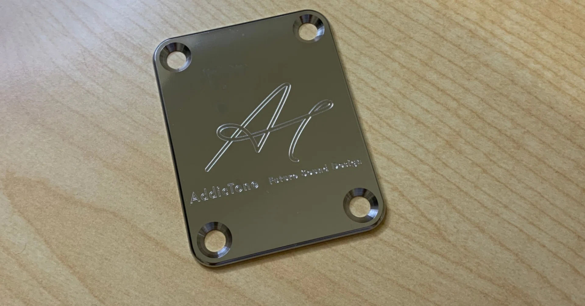 プレートを変えるだけでワンランク上のギターに！！ Addictone NV