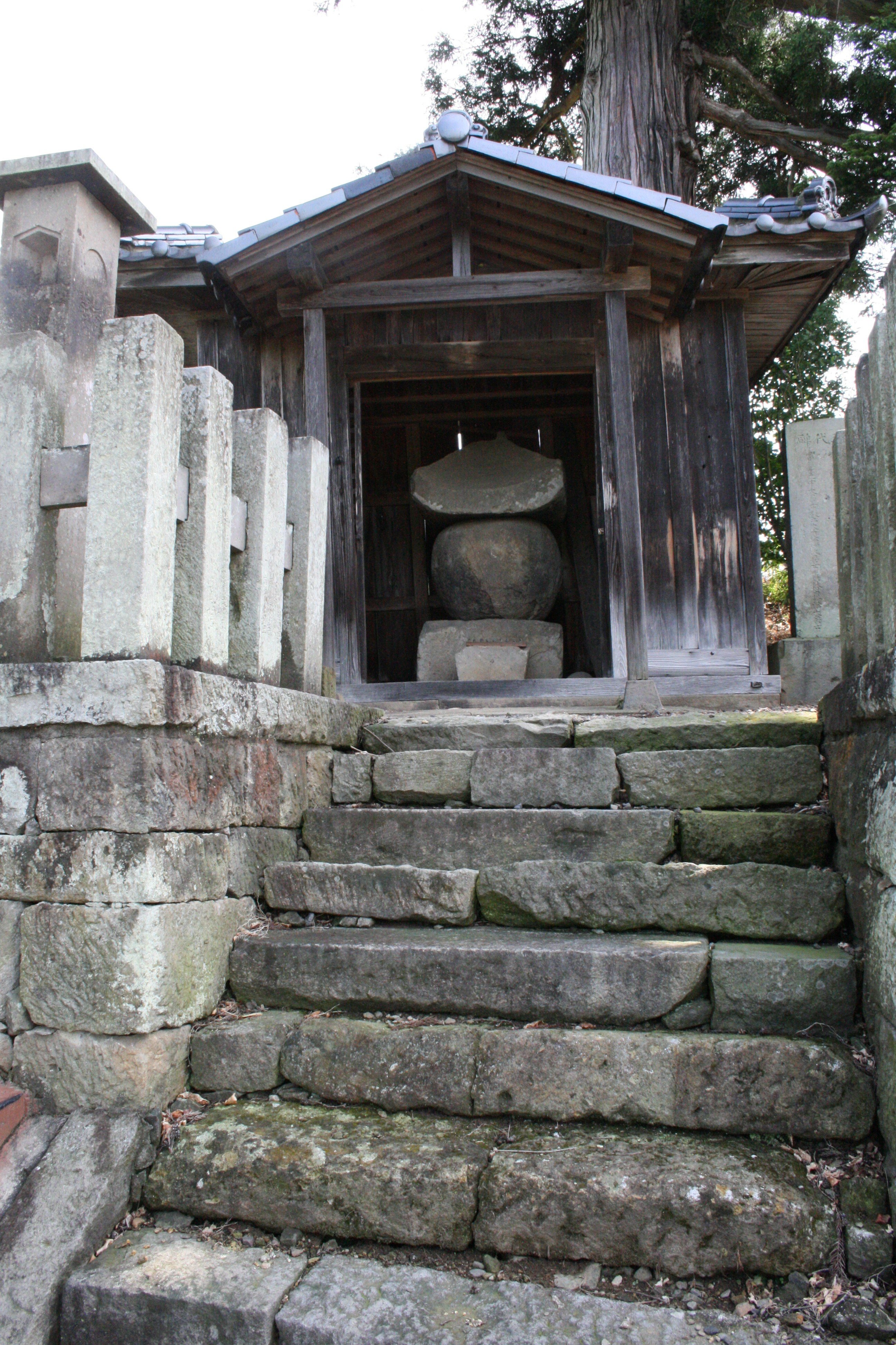 東北地方の石造物⑳：岩法寺五輪坊五輪塔（石川基光供養塔）｜綾