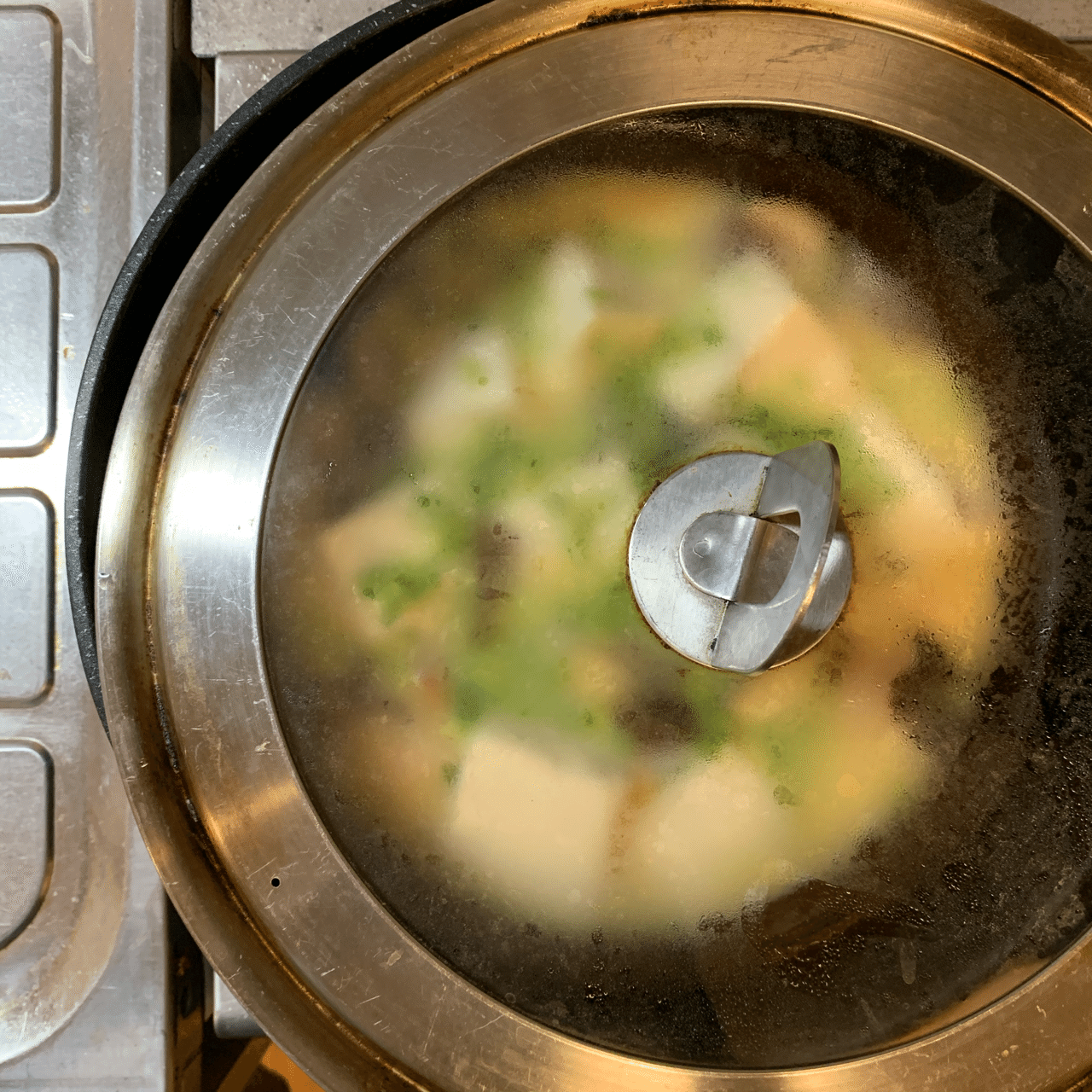 フライパンで蒸す!卵2個で作る、出汁いらずの鶏肉と豆腐の大鉢 フライパンで蒸す!卵2個で作る、出汁いらずの鶏肉と豆腐の大鉢