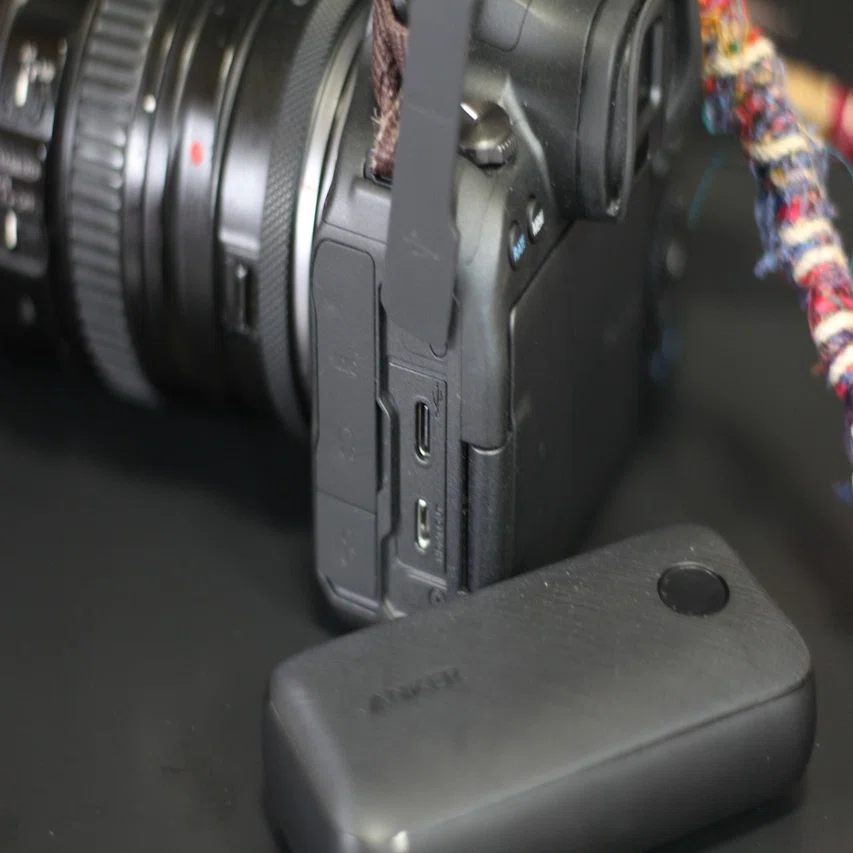 モバイルバッテリーでEOS R6を充電｜Naoto Photographer