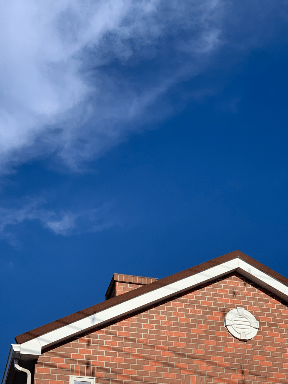 レンガの煙突付きのお家が青空に映えてる きょうやん503 Note
