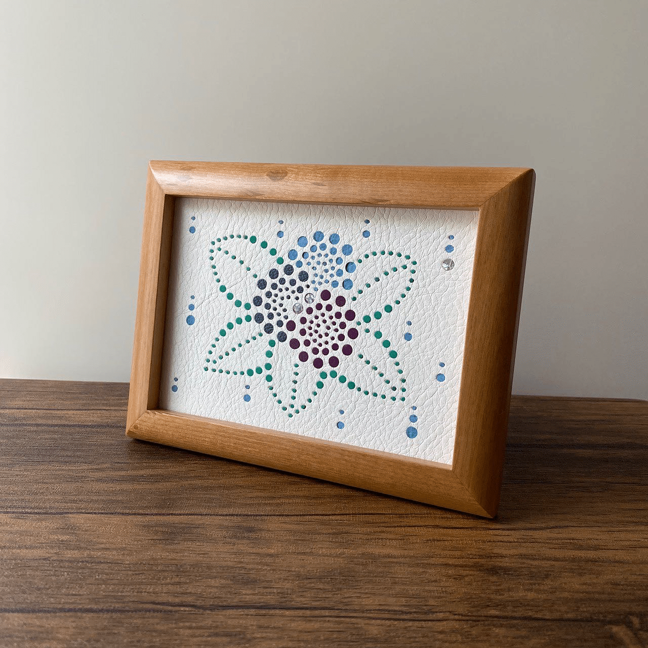 革絵 あじさい 紫や青の鮮やかな花が特徴の紫陽花 紫陽花はやっぱり雨がよく似合いますね 雨露に輝く美しい梅雨の花を上手く革絵に仕上げれたと思います 紫陽花 あじさい 花 革雑 春野ひと Note