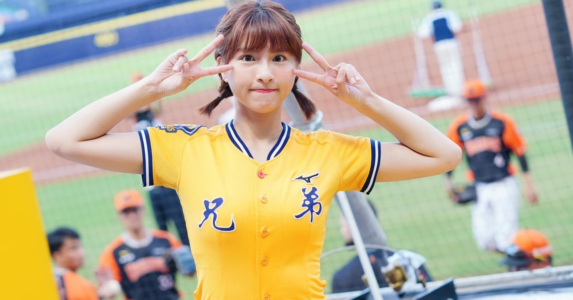 208.峮峮（チュンチュン）のパフォーマンスで中信兄弟の応援歌『原民