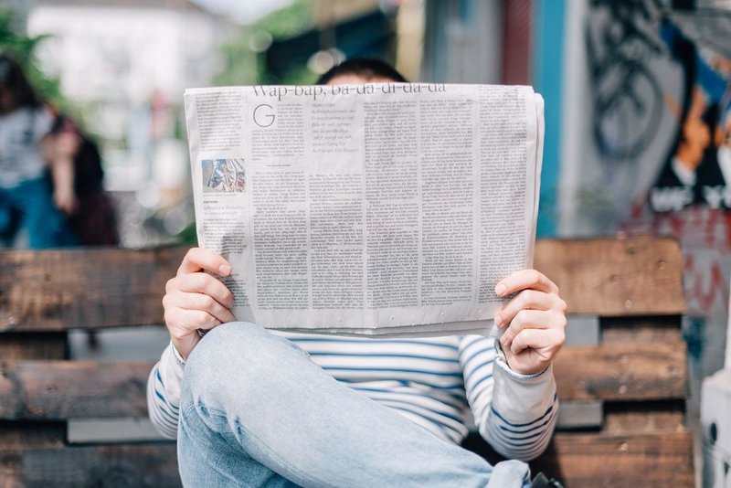 新聞を読む男性