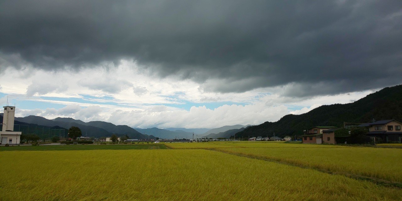 散歩道の風景 黒雲の隙間から 雷神様と風神様がひょっこりお出ましになられるような物々しい雰囲気 この後 土砂降りになりました 秋のお天気は変わりやすく 油断大敵です 傘をもって出掛けて良か Emiko Note
