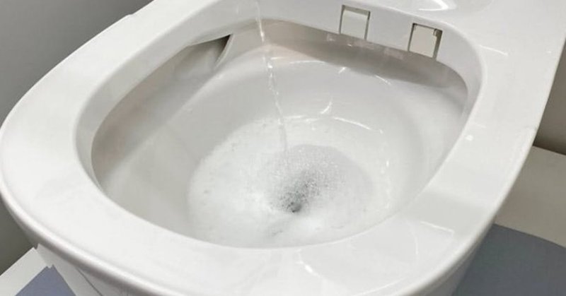 パナソニック トイレの常識覆す樹脂のマジック 大阪 門真の一角 パナソニックのトイレ研究所 には 形状や機能が様々なタイプの便器がずらりと並ぶ 便器に向かい合う形で水の出るポールが設置され 周辺には水滴 風見鶏 note