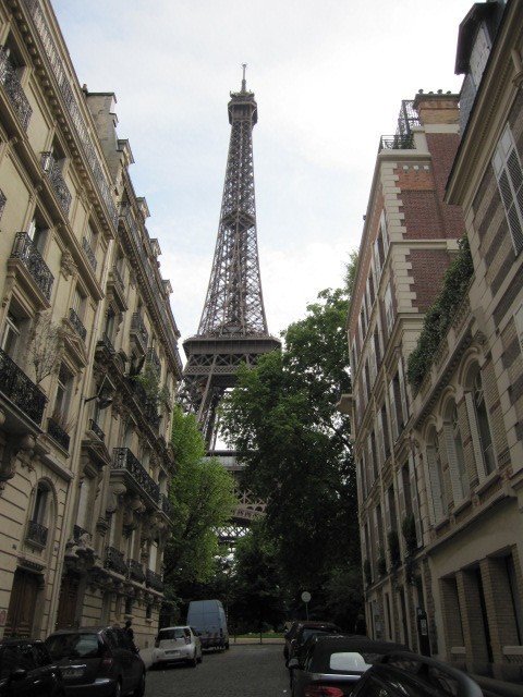 パリの街にそびえ立つ
エッフェル塔