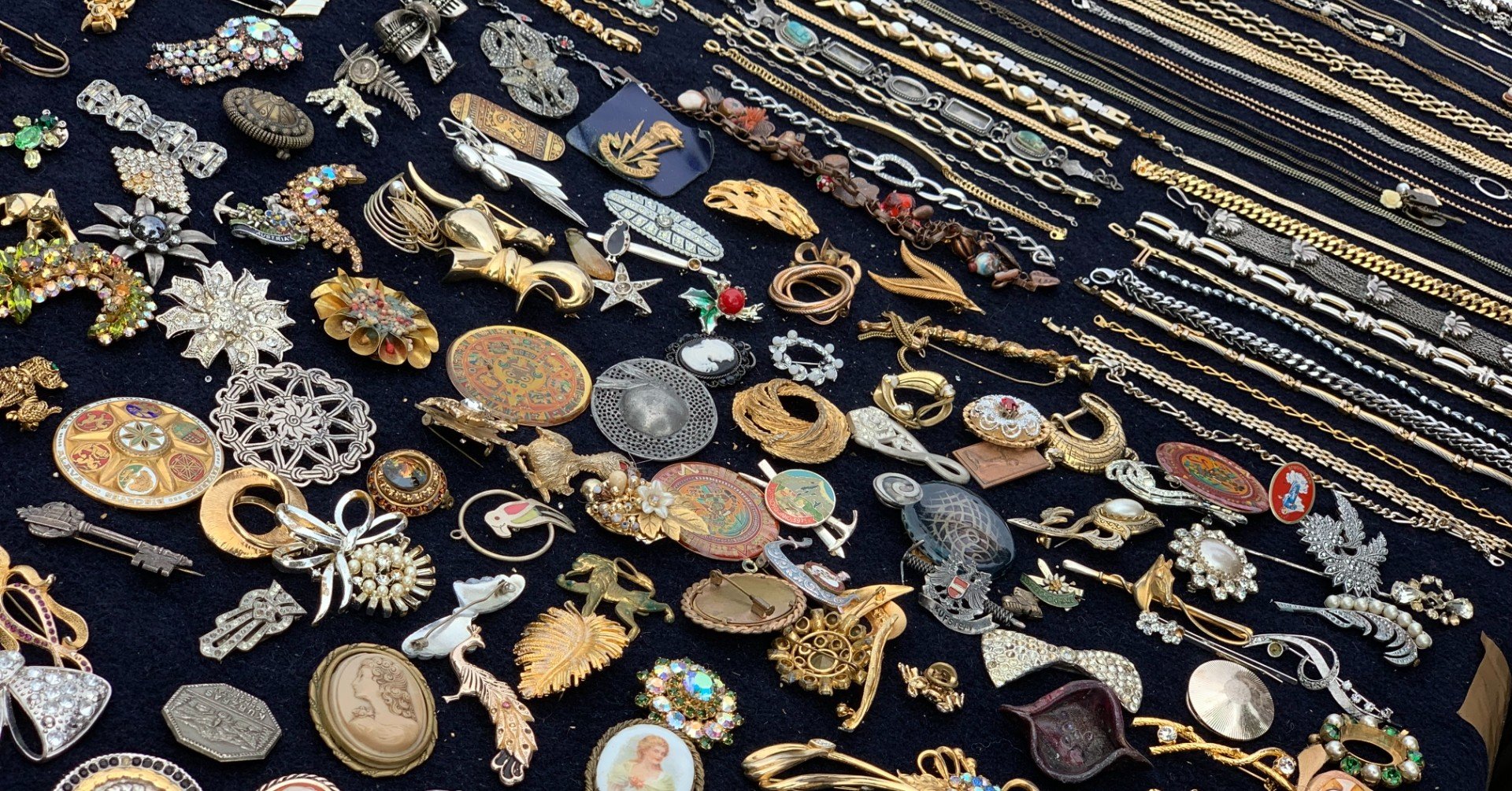 ジュ・ド・バル広場の蚤の市【ベルギー・ブリュッセル】｜村山里美