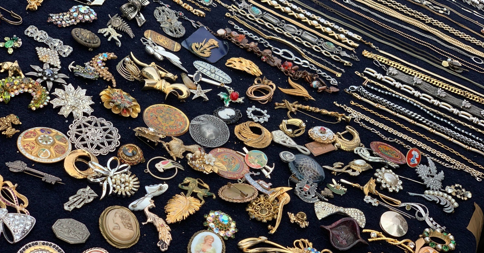 ジュ・ド・バル広場の蚤の市【ベルギー・ブリュッセル】｜村山里美