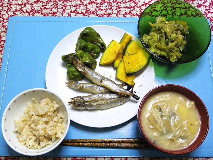 今夜はカボチャ・シシトウの素焼き、シシャモ、ゴーヤ・タマネギの謎サラダ、エノキとかのお味噌汁、ゴハンです。