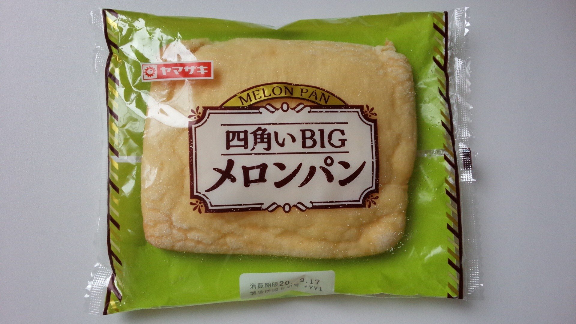 四角いBIGメロンパン』は最近よく食べるメロンパン。 従来のメロンパン