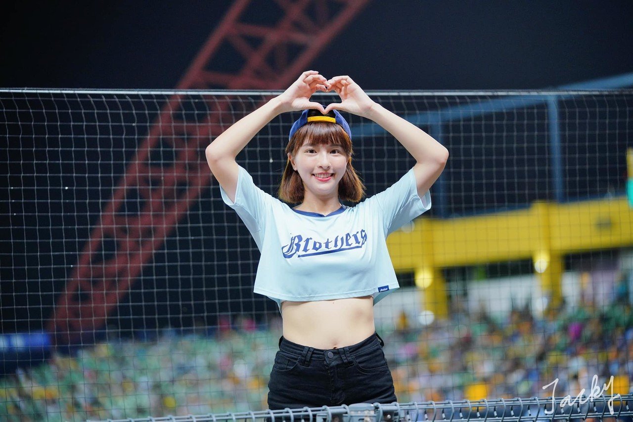 211.【2020年峮峮応援記録 8月-13】峮峮（チュンチュン）、ピンク