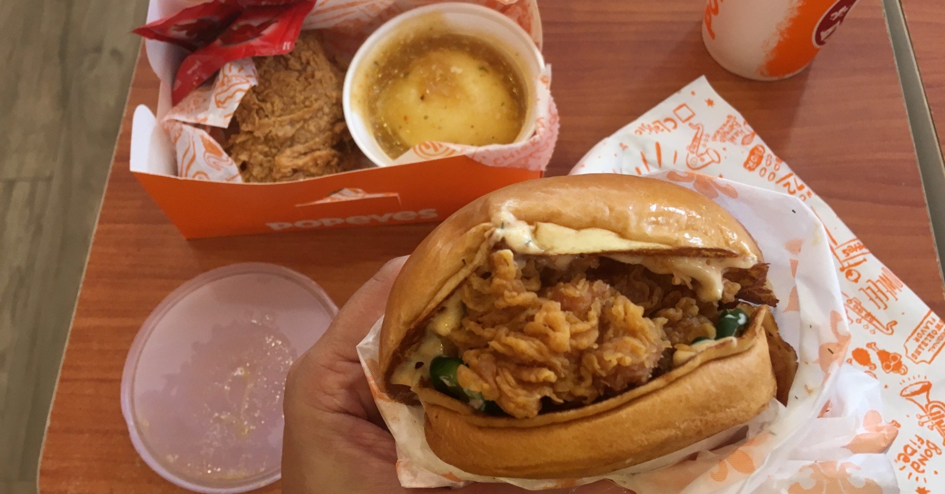 去年アメリカで人気で 争って死者もでたと報道されてたpopeyeのチキン サンドがシンガポールに今日上陸 滝居 健 Note