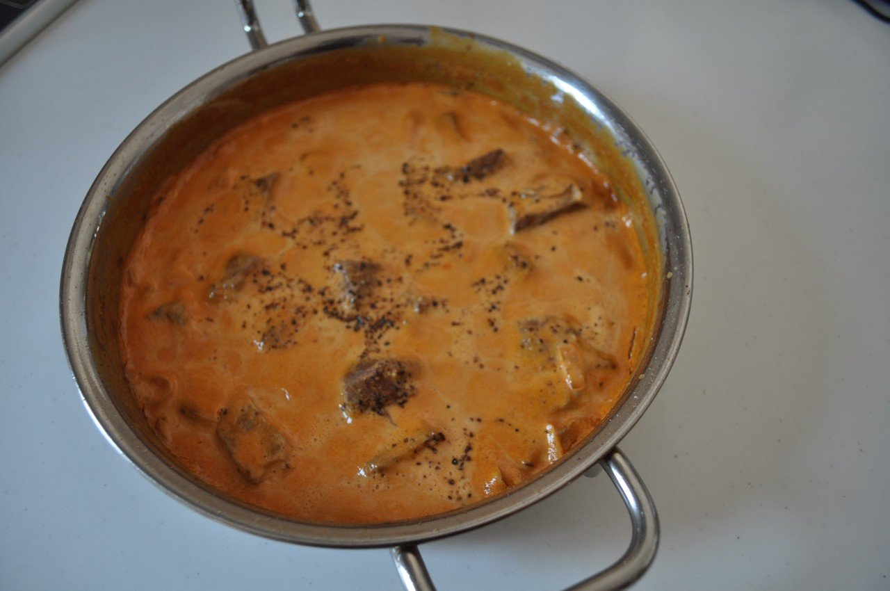 今日のメニューはビーフストロガノフです 材料は ヒレ肉 パプリカパウダー マッシュルーム 玉ねぎ サワークリーム レモン わたしはおかずです Note