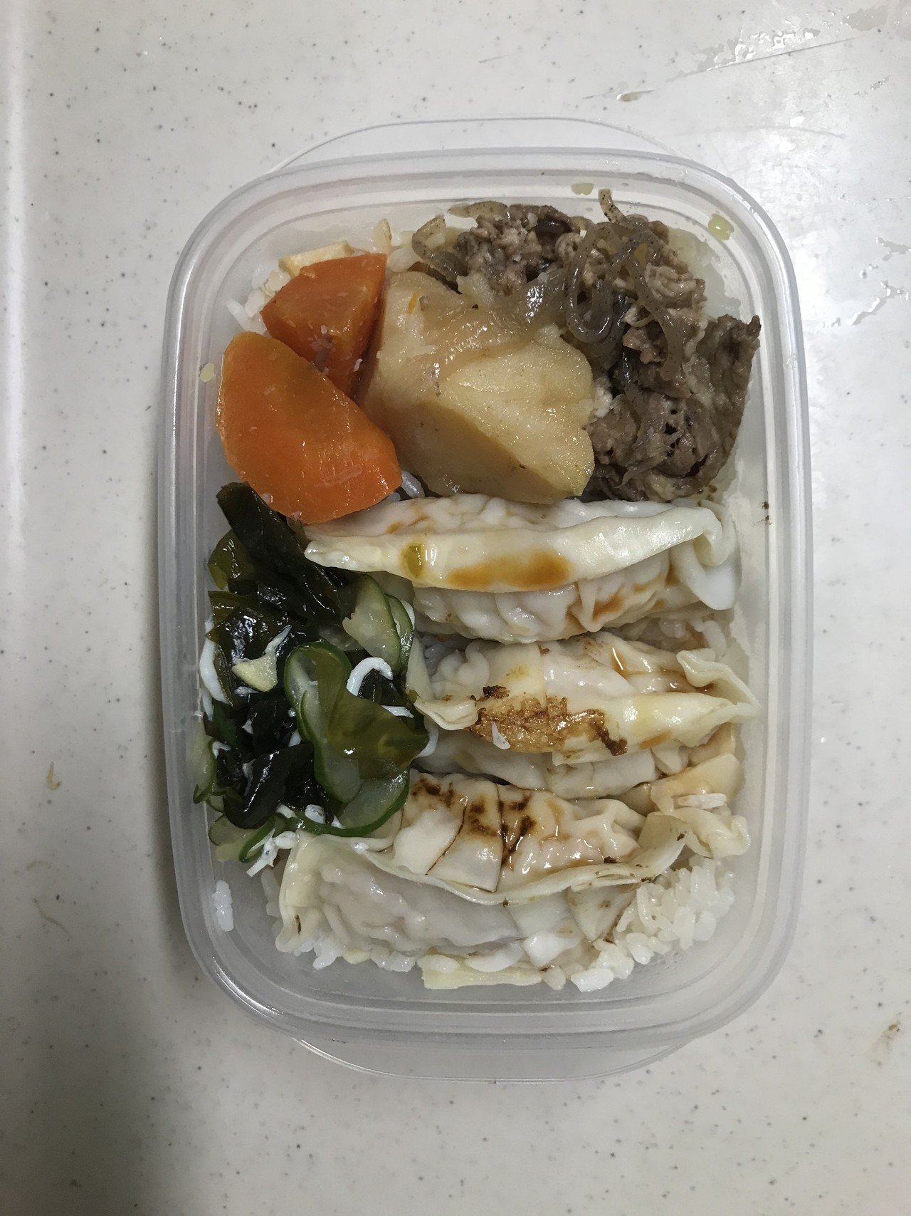 自分弁当15 竹の子ご飯 餃子 わかめときゅうりの酢の物 肉じゃが 竹の子ご飯だけ でも完全なのにそこに餃子 パーフェクトandパーフェクト食 酒のつまみにもなりそうだな おいしいエッセイ 三戸満平 Note