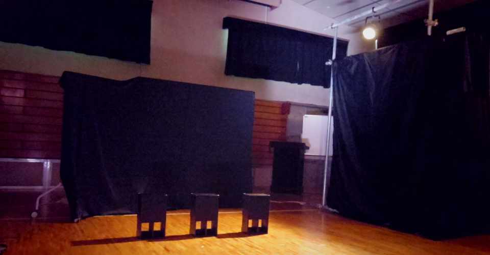 スポットライトのすぐそばの影の中 Misato Note