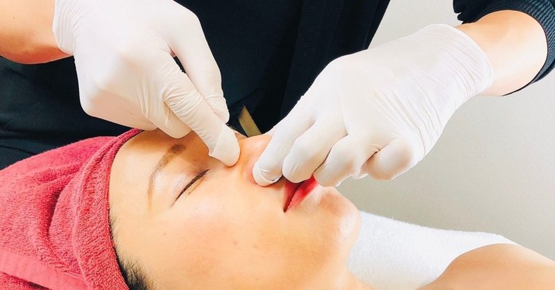 毛穴のつまりの正体に迫る 毛穴エクストラクションってどこも同じなの 違いや適性 詰まりの種類とは つば エクストラクションの人 Note