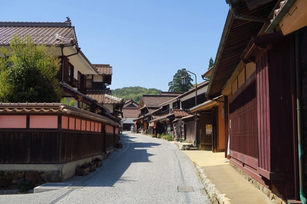 壁から瓦まで赤色の街並み？備中吹屋｜にしきかむろ
