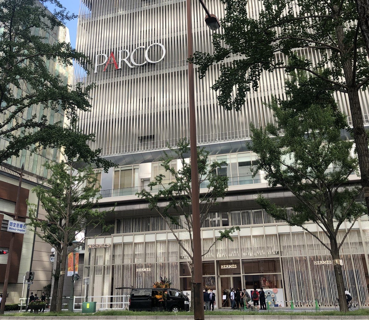心斎橋に新しくできたparcoのhermesは今日がオープンらしい 電車男で エルメスと読むんだと覚えたくらいに一生無縁なお店 だけどw はずれスライム Note