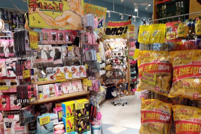 独創性ある店作りでファンを獲得 ヴィレッジヴァンガードのマーケティングトレース事例 さくてん 誇張絵師 Note 独創性ある店作りでファンを獲得 ヴィレッジヴァンガードのマーケティングトレース事例 さくてん 誇張絵師 Note