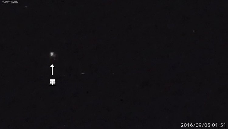 9月5日 1:51AM　真上の星を見ていたら、その横にスーッと光る星が出現。
