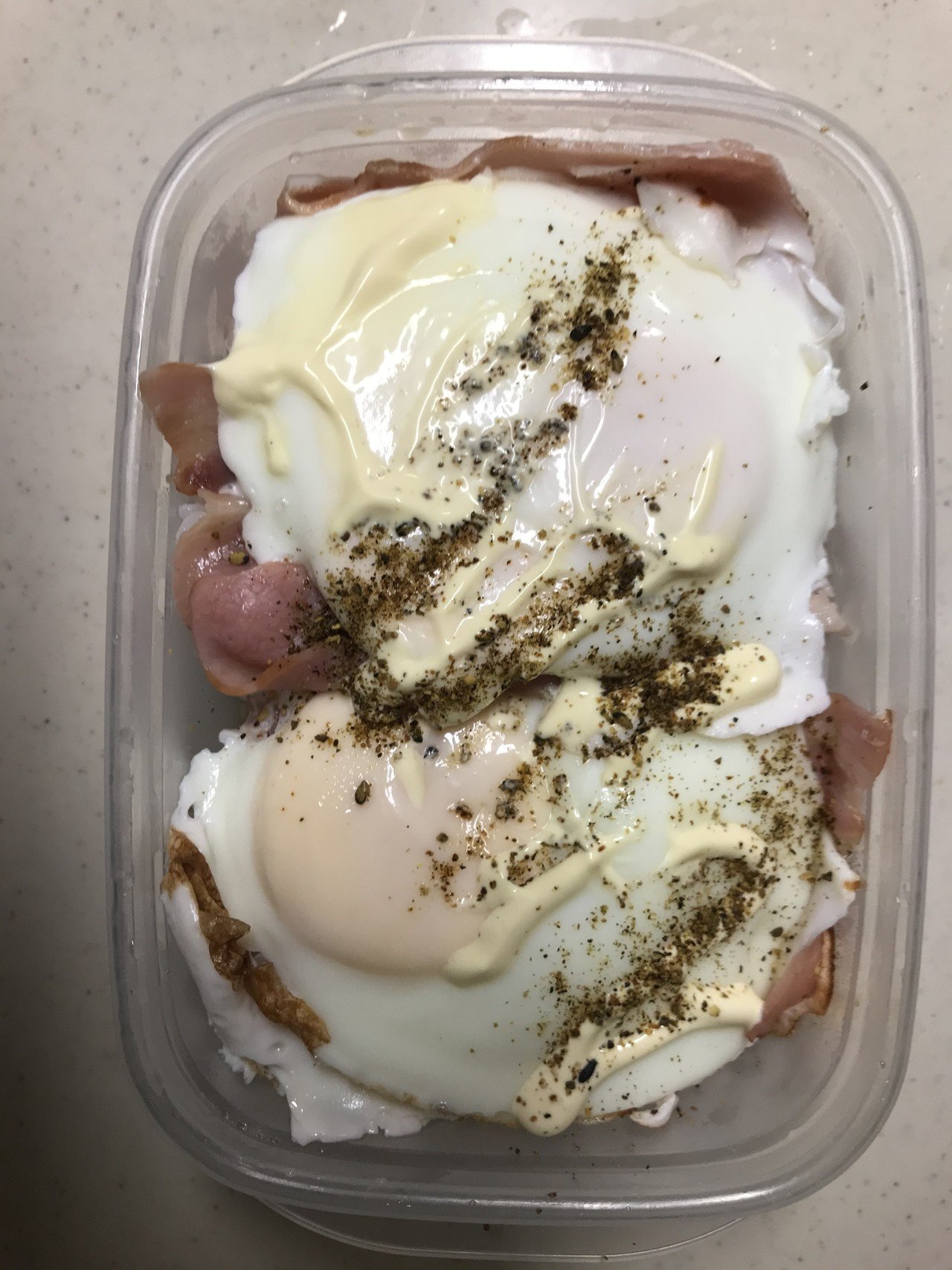 自分弁当17 ダブルベーコンエッグ丼 ベーコンエッグ丼 しかもダブル 朝ご飯だと思いし 夜ご飯 だとコレステロールが気になる けれど昼なら 昼ならダブルでも平気 これは一つの発見だと思う しかも美味い おいしいエッセイ 三戸満平 Note