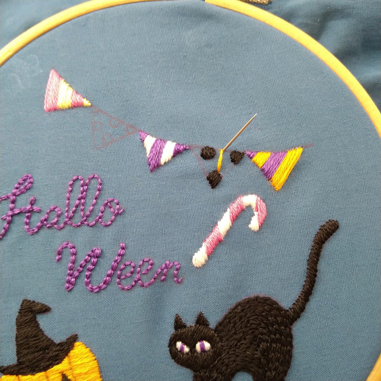 ハロウィンの刺繍図案 ステップ6 三角旗の刺繍 Apostrophe S 刺繍雑貨作家 Note