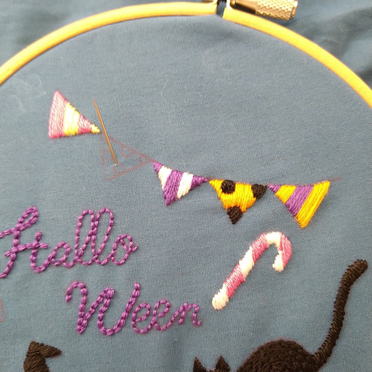 ハロウィンの刺繍図案* ステップ6 〜三角旗の刺繍〜｜Apostrophe