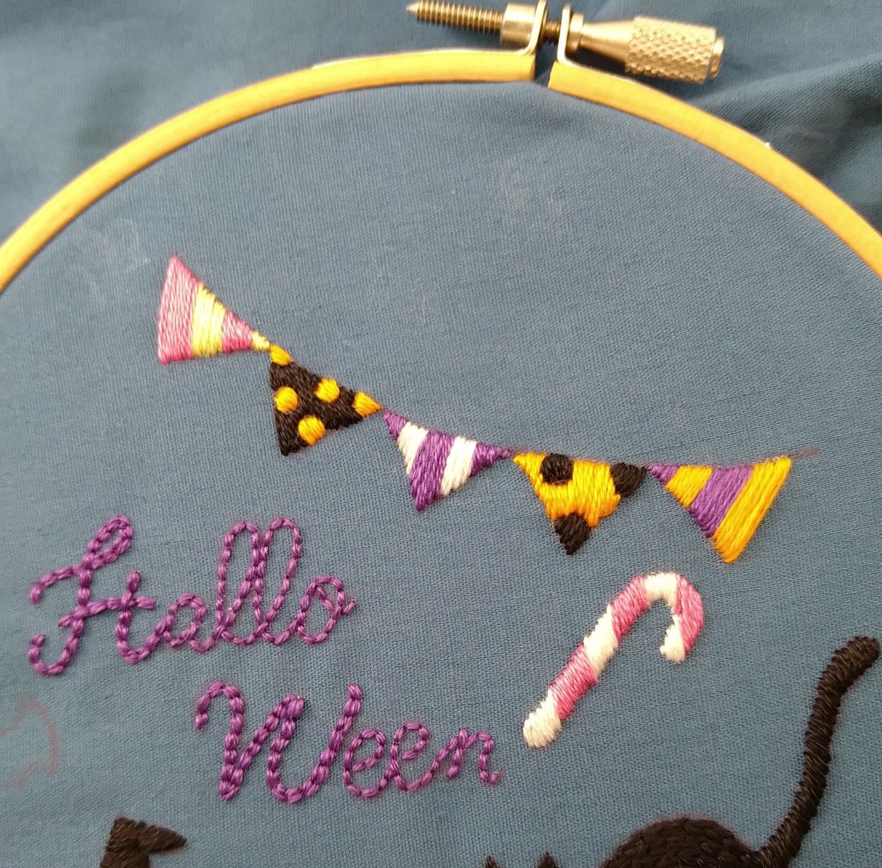 ハロウィンの刺繍図案* ステップ6 〜三角旗の刺繍〜|Apostrophe ハロウィンの刺繍図案* ステップ6 〜三角旗の刺繍〜|Apostrophe