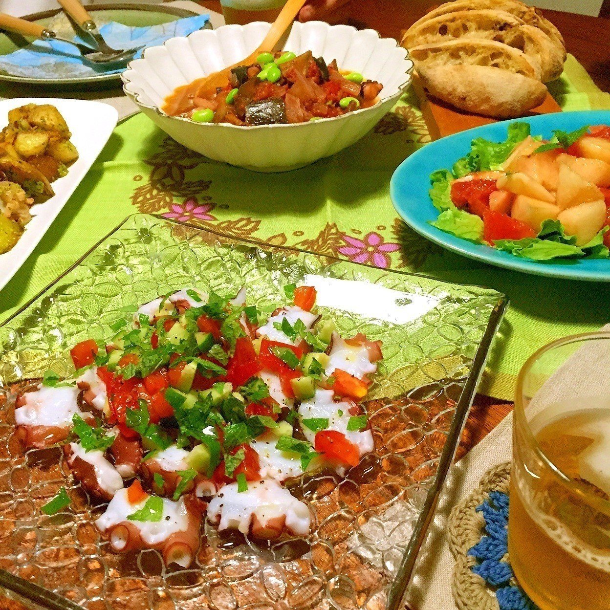 いつかの夕飯 友達が明石に蛸釣りに行ったら大量だったのでおこぼれ頂きました ガシガシっと下処理してたこ祭り開催 洋風にしました 蛸のカルパッチョ 蛸のトマト煮込み 蛸とじゃがいものジェノベー ニーナ Note